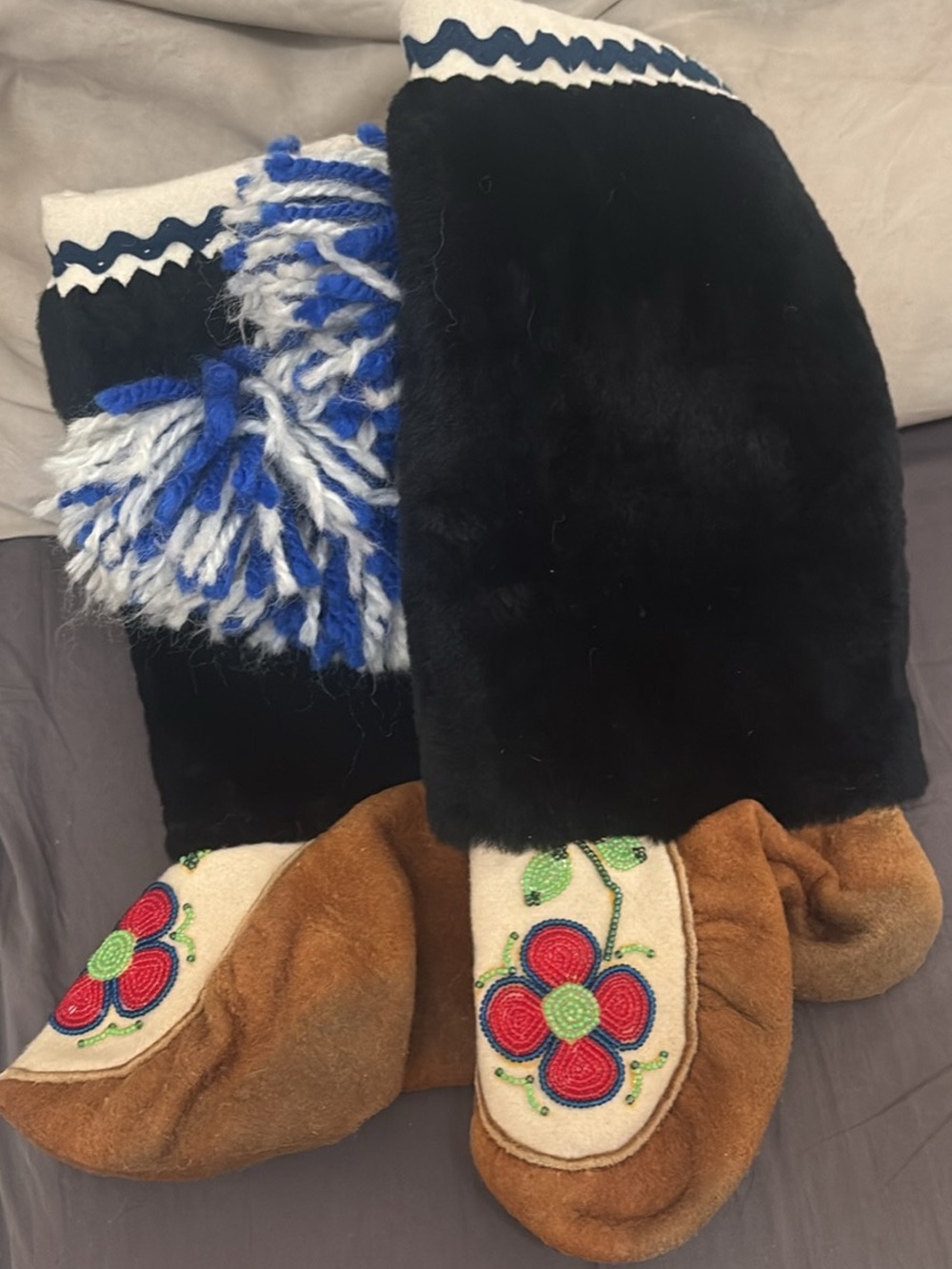 Vintage Beaded Suede Leather Mukluks Moccasin Boots 8-8.5